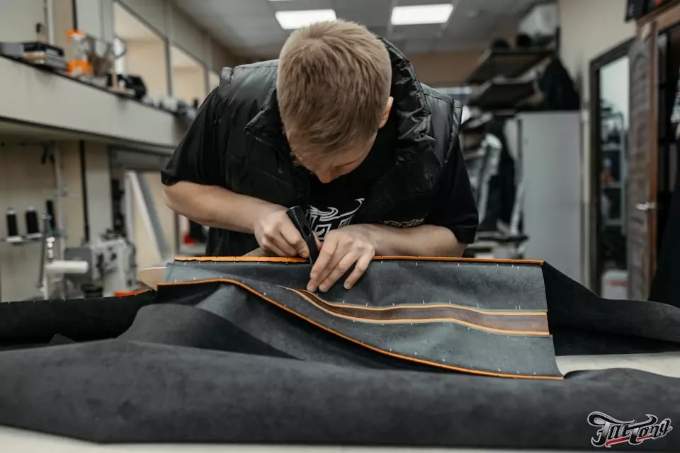 Завершаем интерьер Dodge Challenger RT ScatPack перетяжкой потолка со шторкой панорамы в алькантару с акцентами